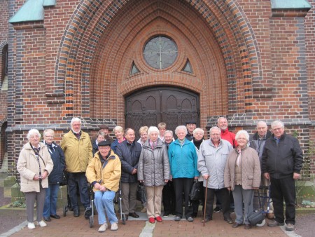 Reisegruppe vor der St.Nicolai Kirche in Altenhagen